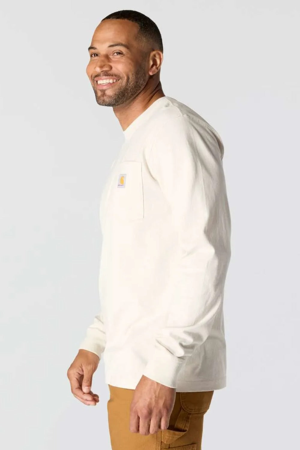טישירט שרוול ארוך עם כיס ולוגו - שמנת CARHARTT