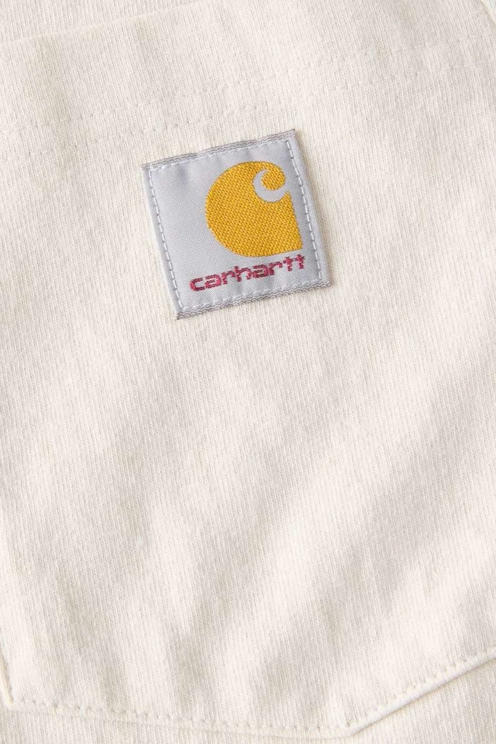 טישירט שרוול ארוך עם כיס ולוגו - שמנת CARHARTT